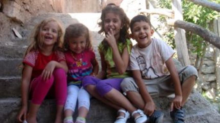 Küçük kuzenler bayramlarda kaynaşıyor