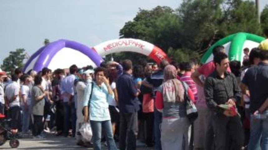 Sağlıklı Beslenme ve Spor Panayırı&rsquo;nda bin 200 kişinin kan şekeri &ouml;l&ccedil;&uuml;ld&uuml;