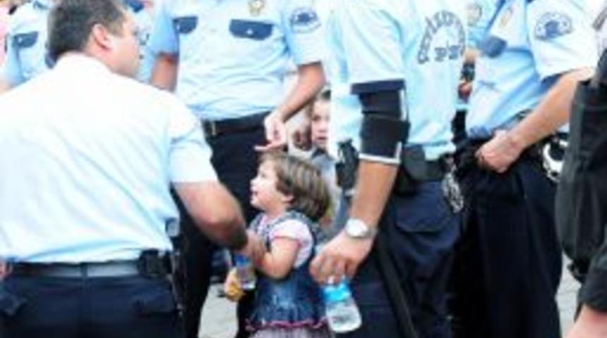 Eşini çocuklarının gözü önünde bıçakladı