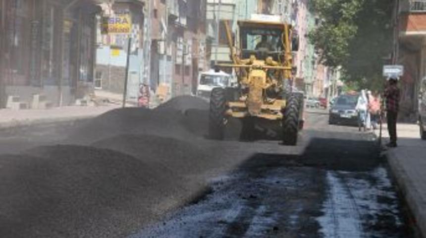 50 derece sıcaklıkta asfalt d&ouml;k&uuml;yorlar