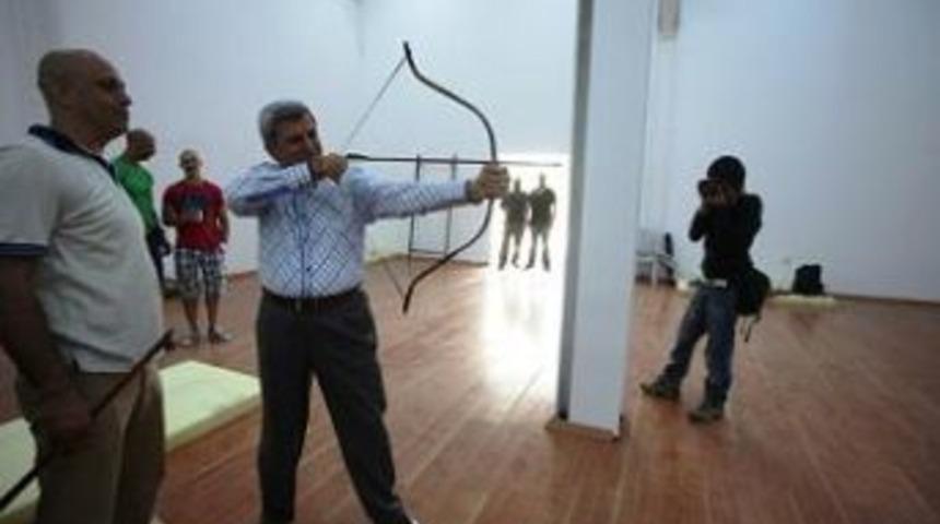 Osmanlı oklarıyla 12&rsquo;den vurdu