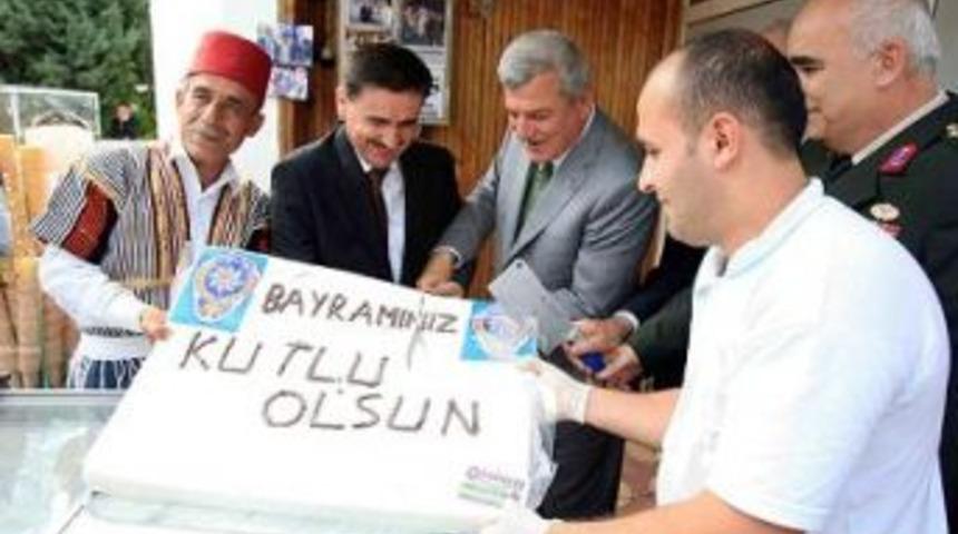 N&ouml;bet&ccedil;i polislere bayram hediyesi