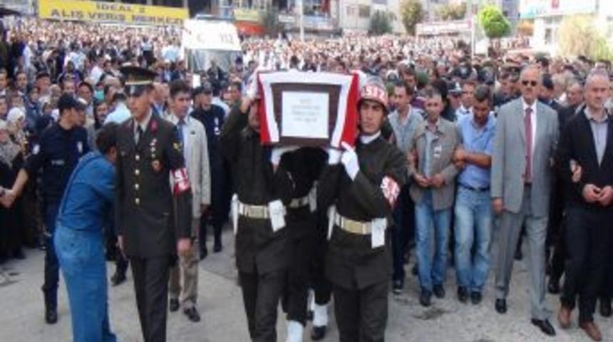 Pervari şehidi &Ouml;mer Dursun g&ouml;zyaşlarıyla son yolculuğuna uğurlandı