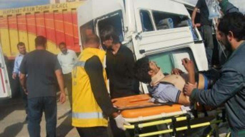 Anayola kontrols&uuml;z &ccedil;ıkan kamyon &ouml;ğrenci servisine &ccedil;arptı: 3'&uuml; ağır 5 yaralı