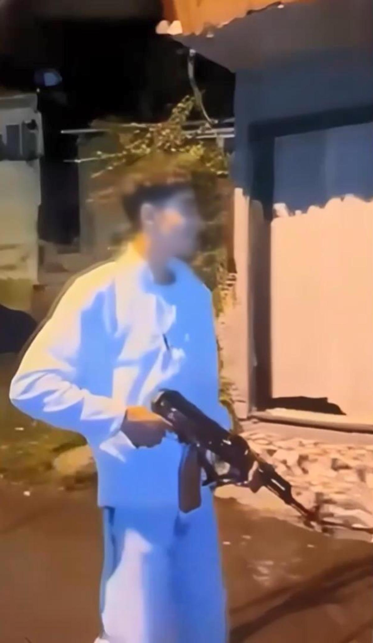 Sarıyer de kalaşnikoflu dehşet! Yaşı hen&uuml;z 14... Husumetlisinin evine gidip havaya ateş a&ccedil;tı 1