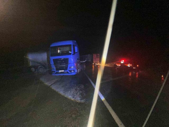 Bolu’da yağmurda kayan tır kazaya neden oldu: 2 yaralı 5