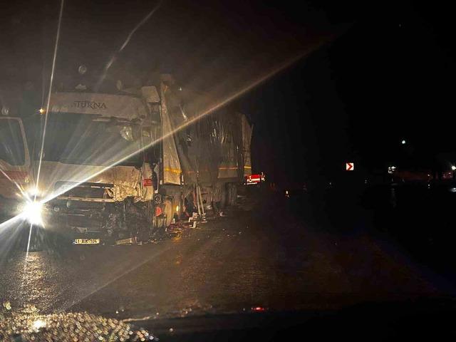 Bolu’da yağmurda kayan tır kazaya neden oldu: 2 yaralı 3