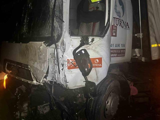 Bolu’da yağmurda kayan tır kazaya neden oldu: 2 yaralı 2