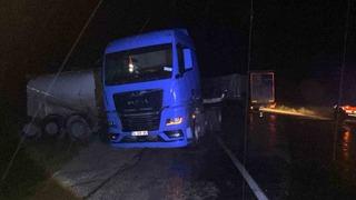 Bolu’da yağmurda kayan tır kazaya neden oldu: 2 yaralı