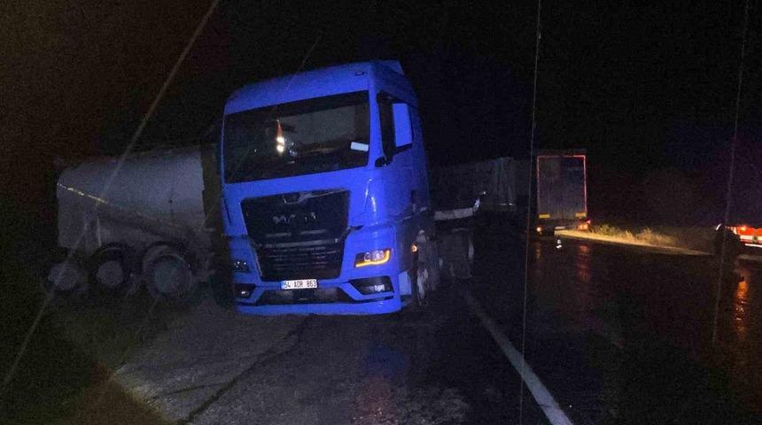 Bolu&rsquo;da yağmurda kayan tır kazaya neden oldu: 2 yaralı