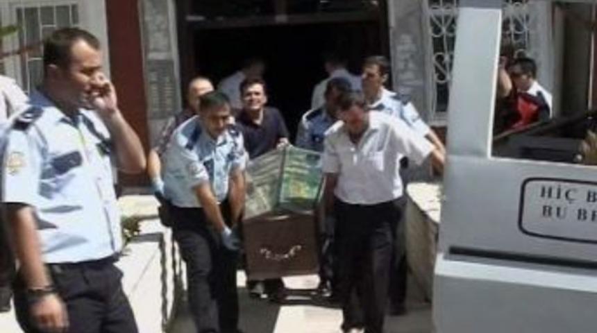 Tartıştığı eşini, başına &ccedil;eki&ccedil; vurarak &ouml;ld&uuml;rd&uuml;