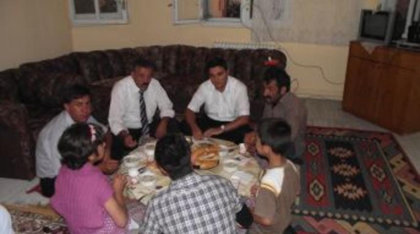 Kaymakam &Uuml;nsal, iftarını dar gelirli ailelerle yapıyor