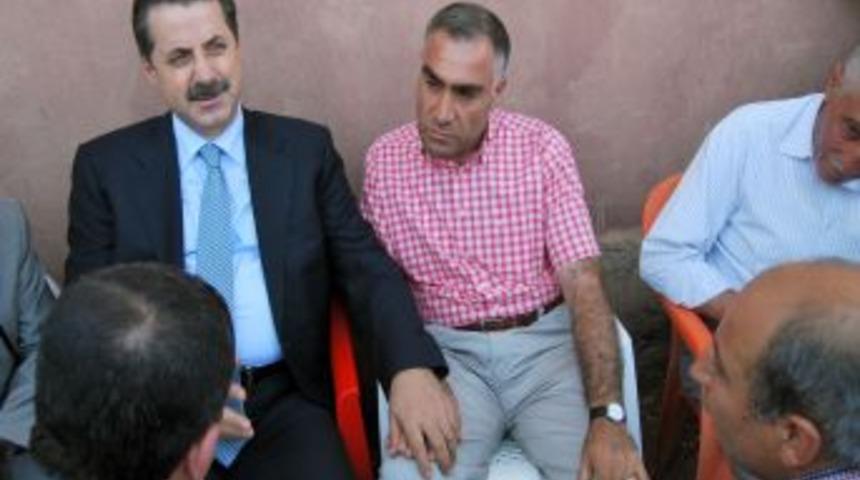 Bakan &Ccedil;elik, PKK'nın hara&ccedil; y&uuml;z&uuml;nden katlettiği iki kardeşin evini ziyaret etti