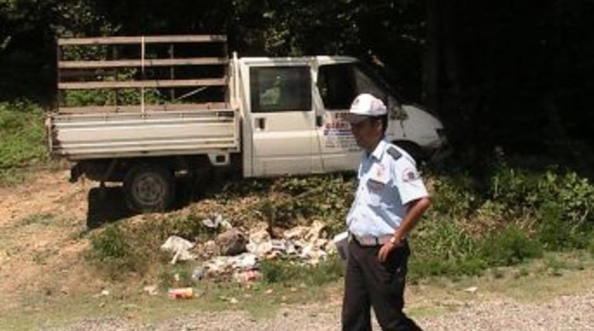 Seyir halindeyken s&uuml;r&uuml;c&uuml;s&uuml; uyuyan kamyonet, ağaca &ccedil;arparak durabildi