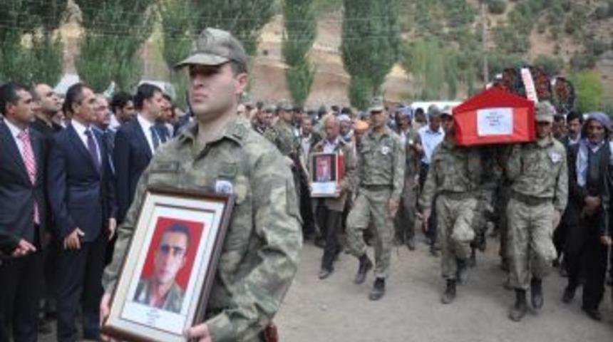 Şırnak şehidini K&uuml;rt&ccedil;e ağıtlarla uğurladı