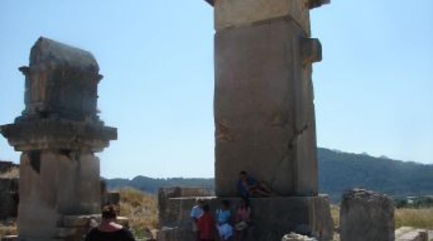 Herakles geldi, sıra British M&uuml;ze'de sergilenen Harp Anıtı kabartmalarında