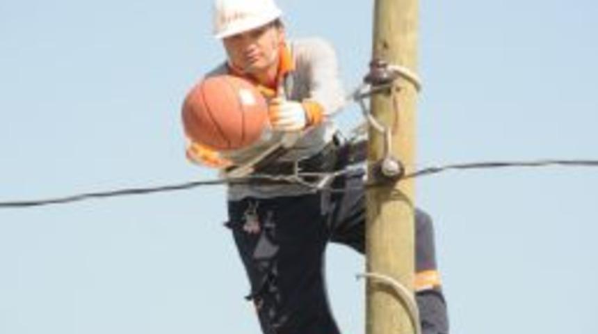 Elektrik direklerinin &uuml;zerinde top oynayarak eğitim alıyorlar