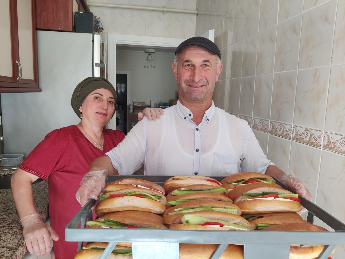34 yıldır başının üzerinde taşıyor! Her gün 30 kilometre yürüyerek ekmeğini kazanıyor 1