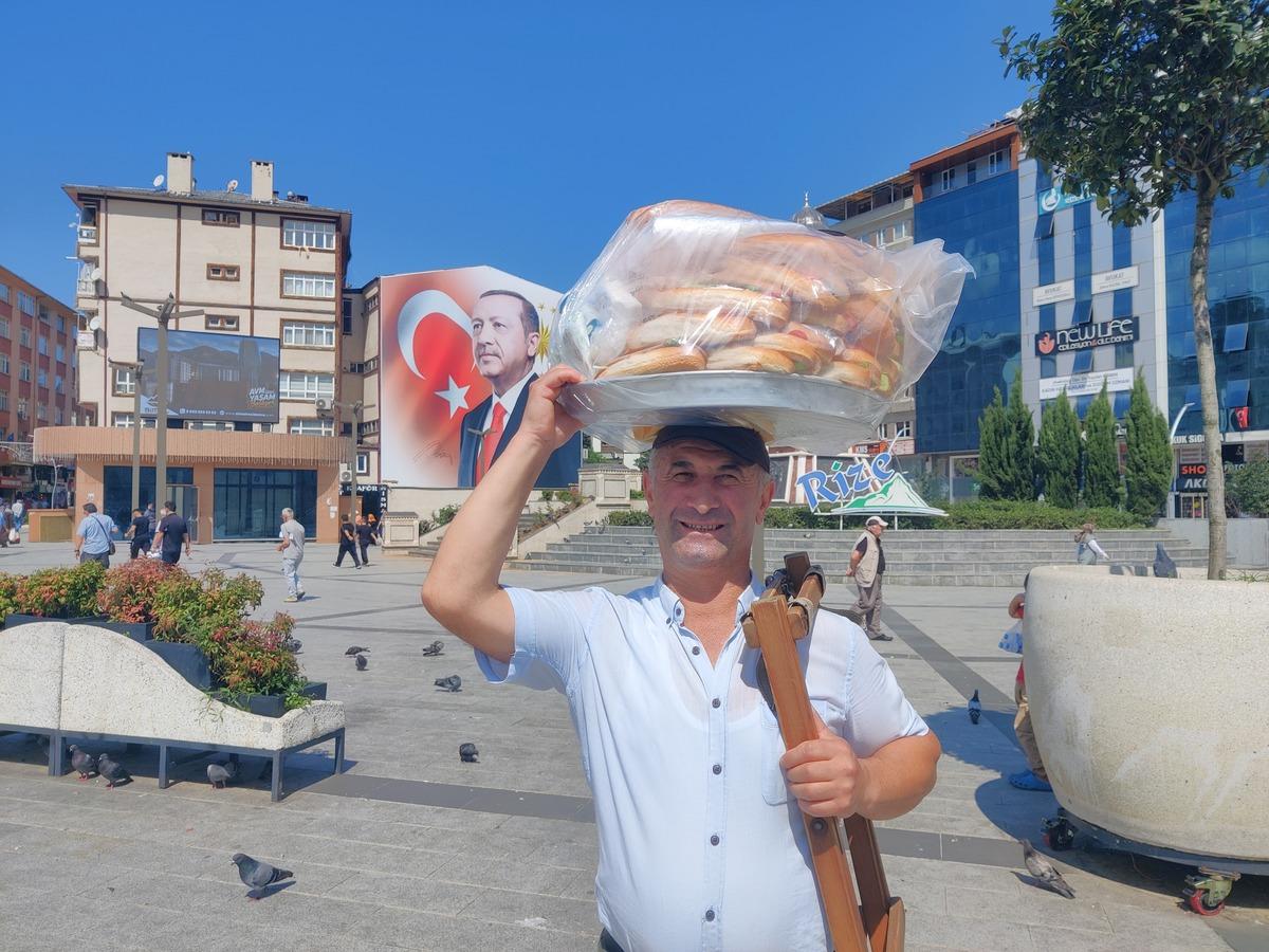 34 yıldır başının üzerinde taşıyor! Her gün 30 kilometre yürüyerek ekmeğini kazanıyor 2