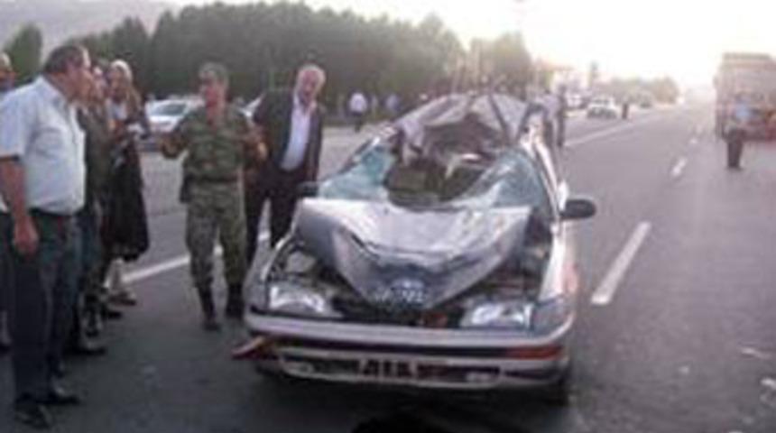 Otomobil ineğe &ccedil;arptı: 6 yaralı