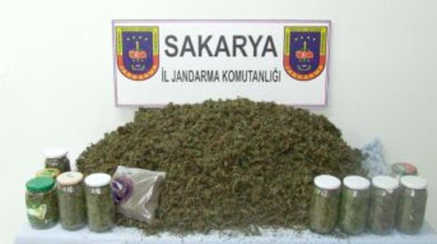 Sakarya'da uyuşturucu operasyonu: 9,5 kilogram esrar ele ge&ccedil;irildi