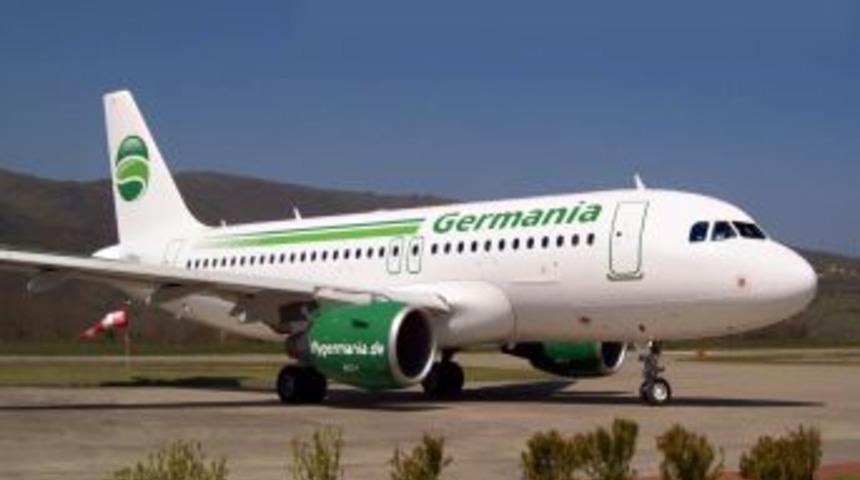 Motoruna kuş çarpan uçak 12 saat rötar yaptı