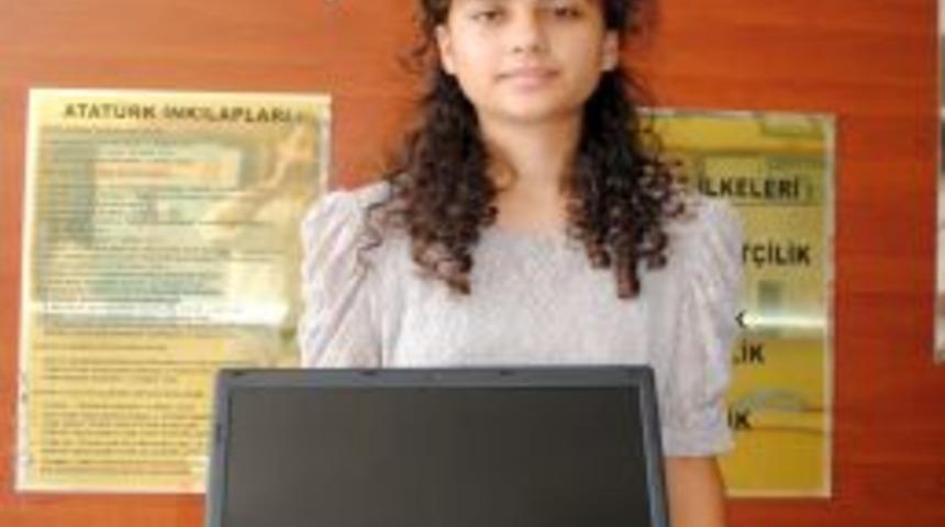 SBS'de dereceye giren &ouml;ğrenci diz&uuml;st&uuml; bilgisayarla &ouml;d&uuml;llendirildi