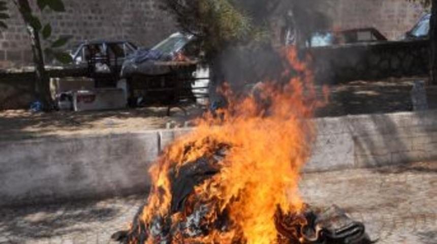 Başbakan Yardımcısı Bozdağ'la g&ouml;r&uuml;şt&uuml;r&uuml;lmediğini s&ouml;yleyip, eşyalarını yaktı