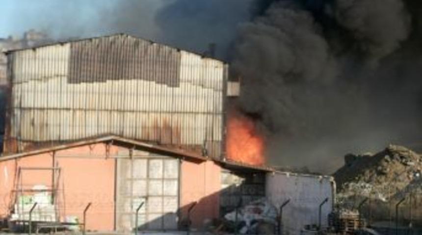 Kağıthane'de kargo deposunda b&uuml;y&uuml;k yangın