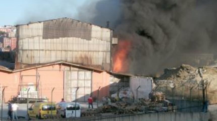 Kağıthane'de kokutan yangın