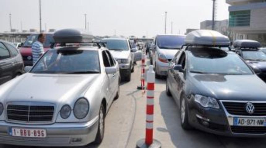 Kapıkule&rsquo;de gurbet&ccedil;ilerin bayram d&ouml;n&uuml;ş&uuml; &ccedil;ilesi