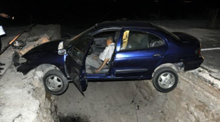 Kanalda asılı kalan otomobilinde &ouml;ld&uuml;