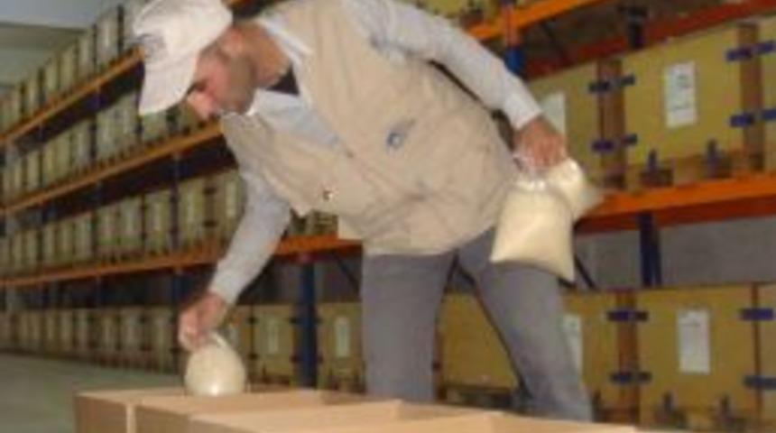 Somalili &ccedil;ocukların gıda paketlerini Avrupalı gen&ccedil;ler hazırlıyor