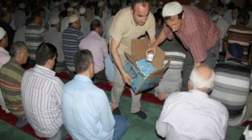 POLİAD &uuml;yeleri teravihte sıcaktan bunalan cemaate soğuk su ikram ediyor
