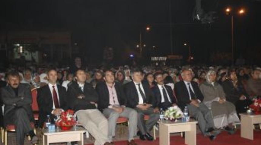 U&ccedil;hisar'da &Ouml;mer Karaoğlu konserine b&uuml;y&uuml;k ilgi