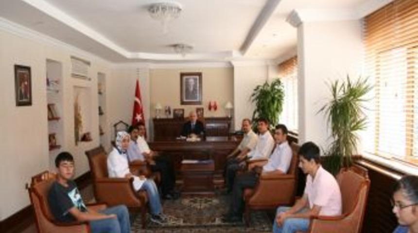 Vali Barut, başarılı &ouml;ğrencileri kabul etti