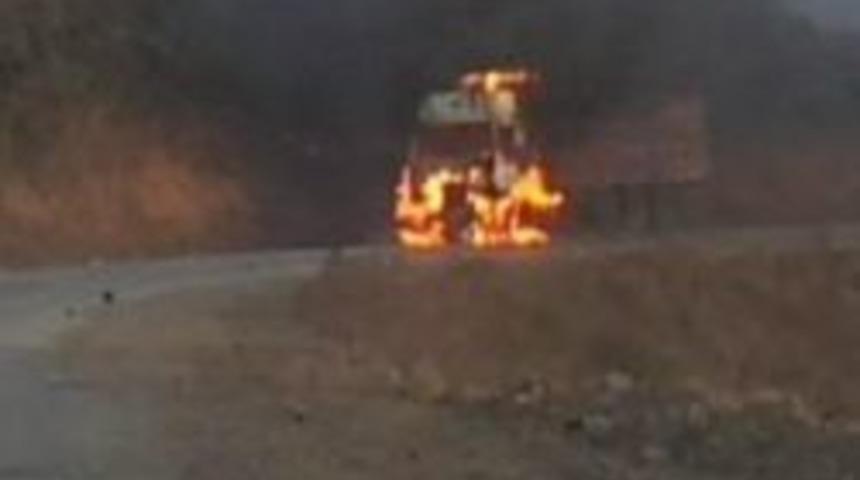 Seyir halindeki kamyon alev aldı