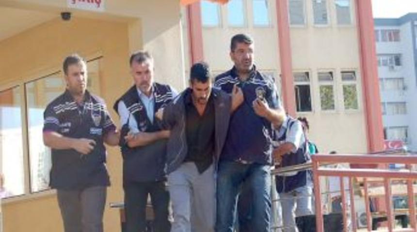 Pompalı t&uuml;fekle b&uuml;fe ve marketlerde yağma yapan 8 kişi yakalandı