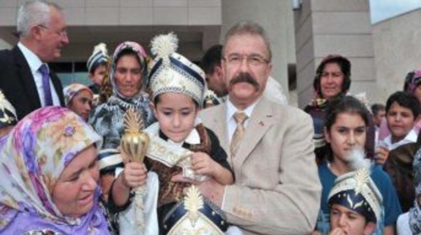 S&uuml;nnet &ccedil;ocukları kirveleri Vali Cerrah&rsquo;ı ziyaret etti