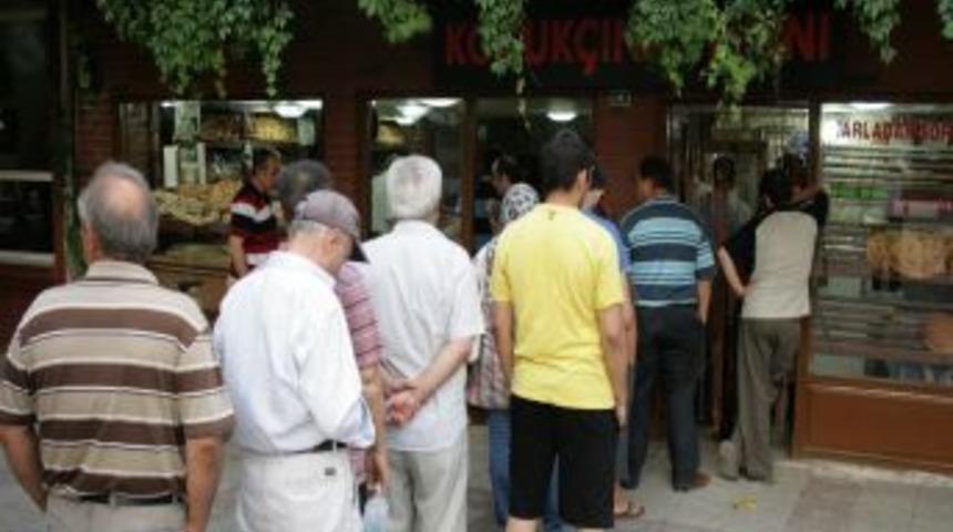 Sıcak pide kuyrukları Ramazan'a renk katıyor