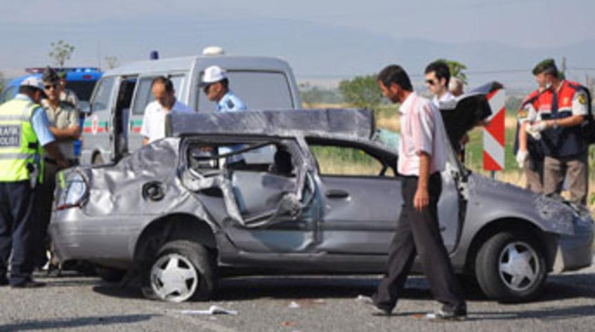 Tekerlek faciası; 3 &ouml;l&uuml;, 2 yaralı