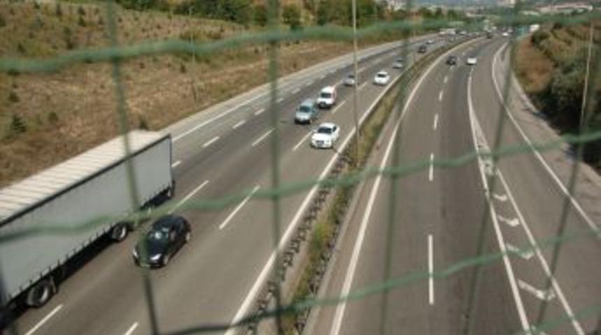 Erken yola &ccedil;ıkan tatilciler, TEM otoyolunda rahat yolculuk yapıyor