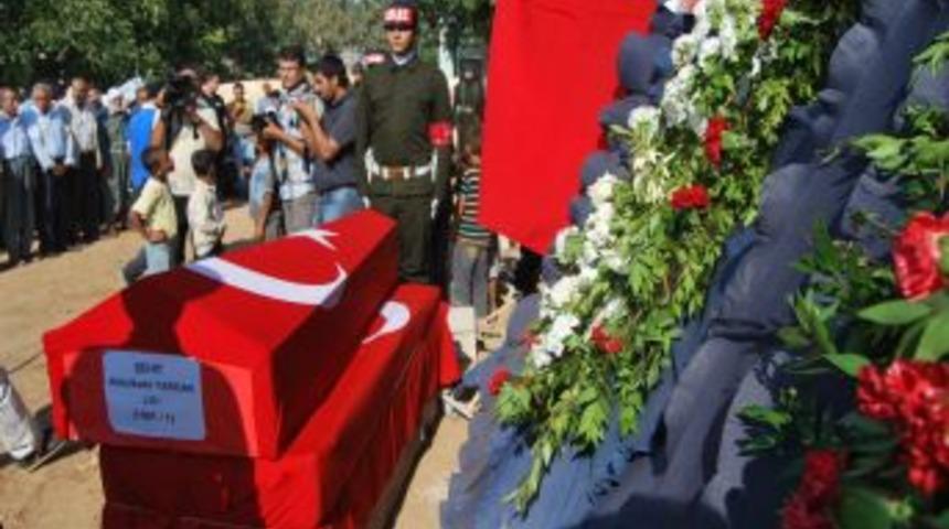 Kazazede şehit k&ouml;y&uuml;nde defnedildi