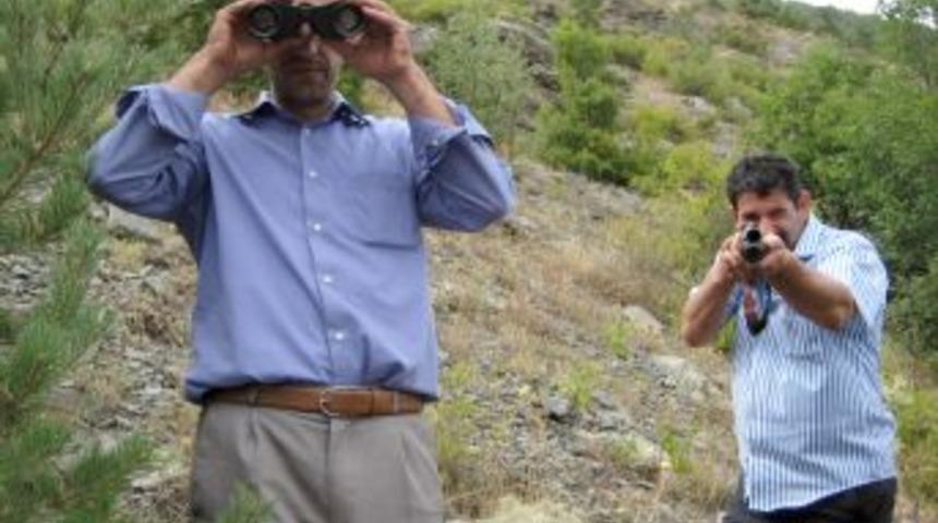 Erzurum'da k&ouml;yl&uuml;ler silahla ayı avına &ccedil;ıktı