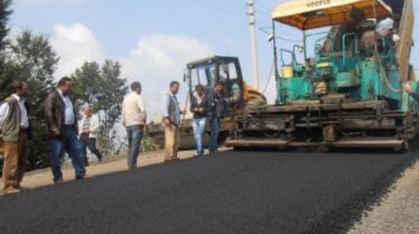 İlk&uuml;vez beldesinde sıcak asfalt &ccedil;alışmaları başladı