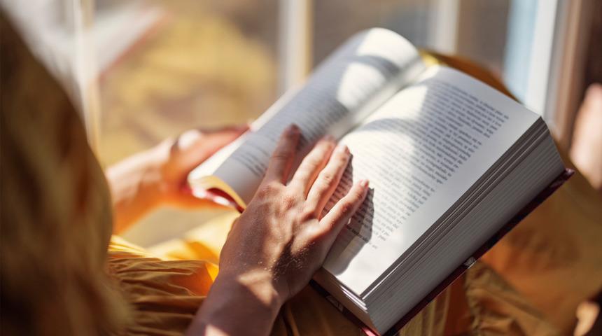 G&uuml;nde 15 dakika kitap okuyana para verecekler! Yeni uygulama başladı