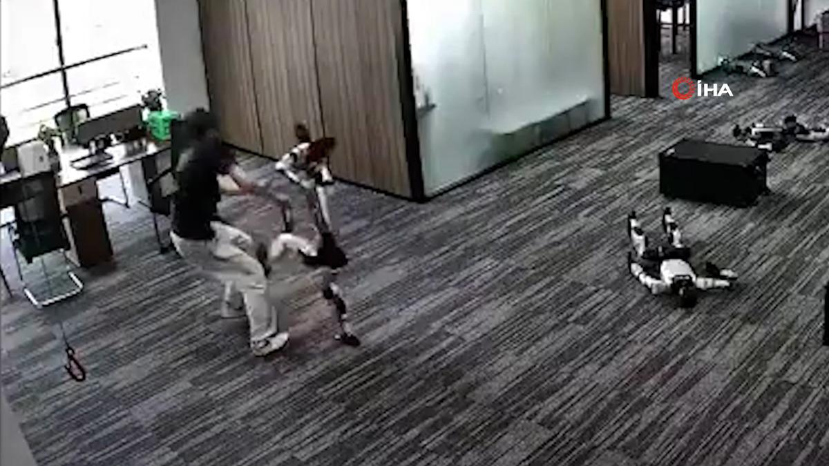 Robot, geliştiricisini tekmeledi! Son hareketi daha da şaşırttı 1