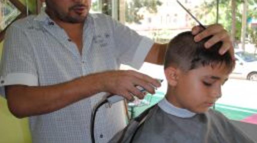 "&Ccedil;ocuklar babayla birlikte traş olarak berber korkusunu yeniyor"