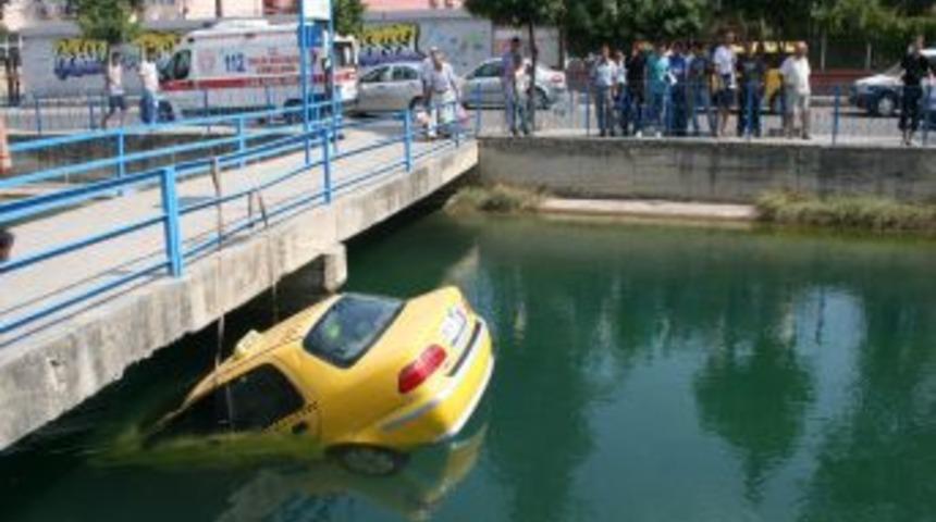 Kanala u&ccedil;an taksiden &ccedil;ıkarak boğulmaktan son anda kurtuldu
