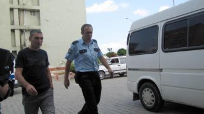 Ka&ccedil;ak&ccedil;ıları, benzin istasyonunda verdikleri sahte para yakalattı